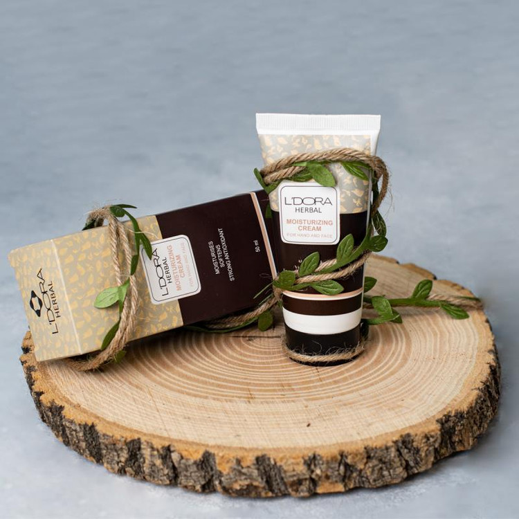 کرم گیاهی نرمکننده و مرطوبکننده لدورا هربال برای مراقبت و آبرسانی روزانه پوست دست و صورت طراحی شده است.