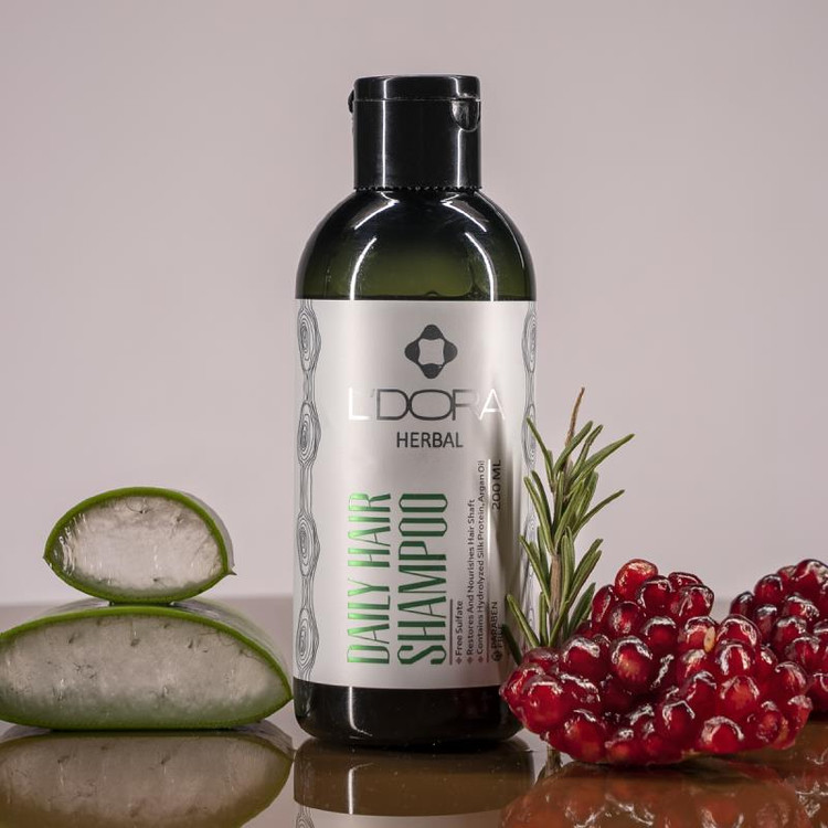 مقدار کافی از شامپو را کف دست ریخته، به آرامی روی موهای خیس ماساژ دهید، پس از یک دقیقه آبکشی کنید. در طی هر بار استحمام این عمل را دوبار انجام دهید.