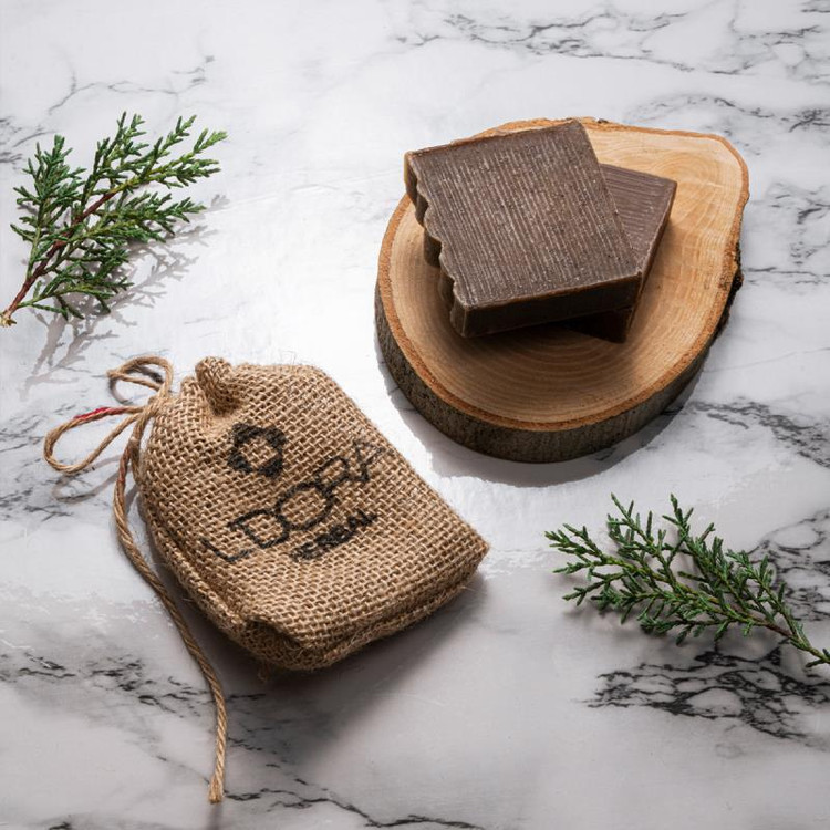 این صابون، با داشتن ترکیبات مؤثرعلاوه بر تمیز کردن پوست، نرم کننده، شفافکننده و کنترلکننده مناسبی برای چربی پوست است.